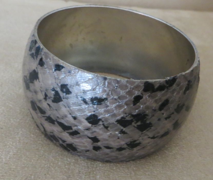 Pulseiras metal 1 larga pele cobra e 1 esférica