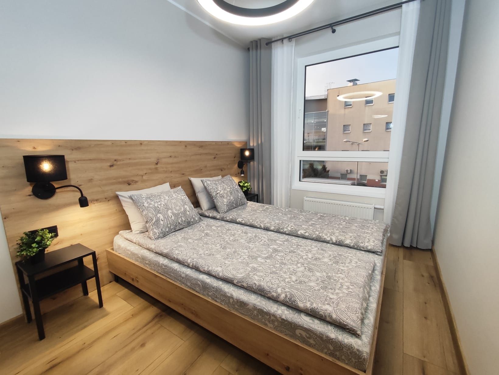 Apartament - pięć osobnych łóżek dla firmy