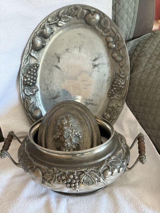 Antiga Terrina em Estanho com Pegas em Madeira – Excelente Estado