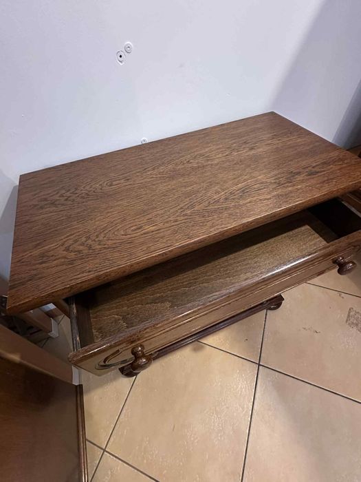 Komoda ciemny dąb 4 szuflady – mała komoda do sypialni.