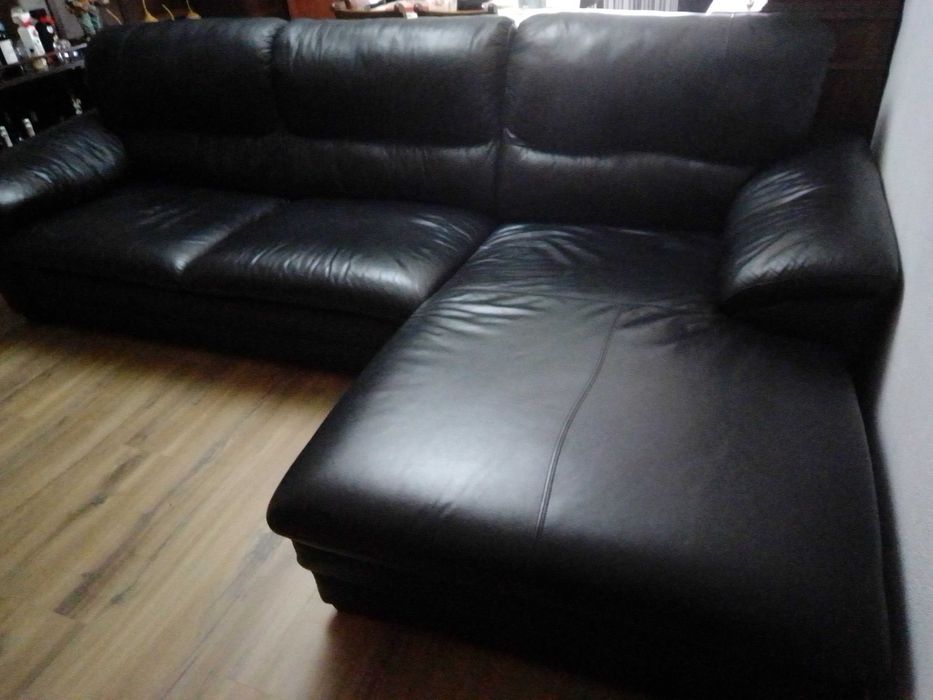 Sofá em pele genuína canto esquerdo.