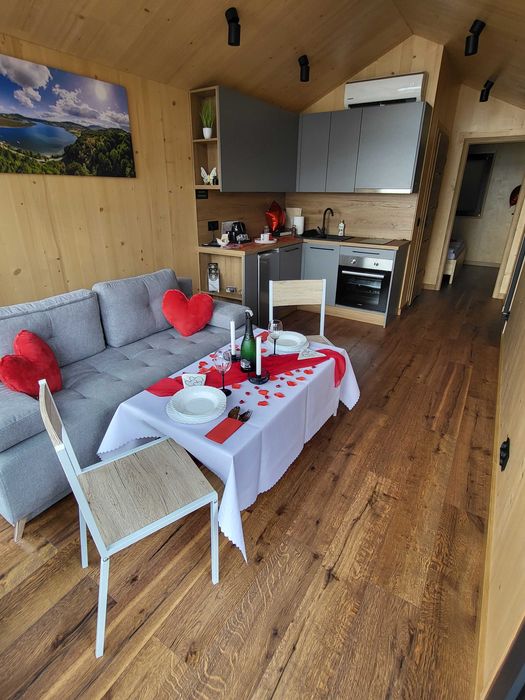 SŁONECZNY BRZEG Noclegi - domki z jacuzzi nad Jeziorem Rożnowskim