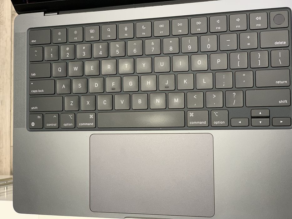 Macbook pro m3 14 дюймів макбук про