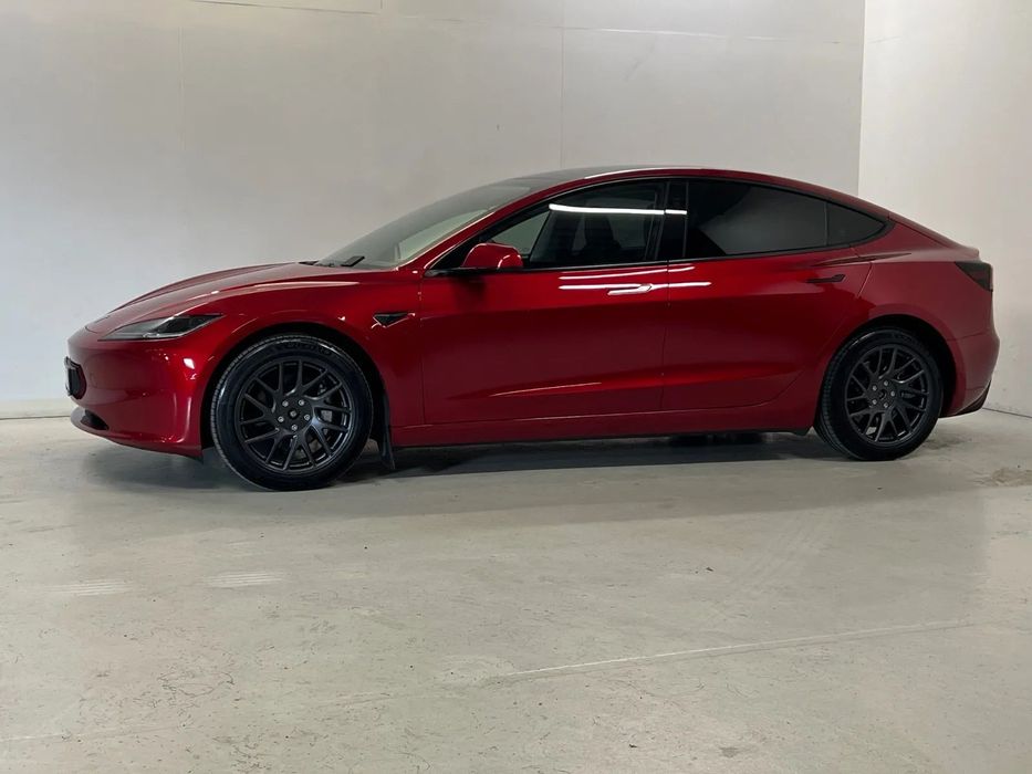 Tesla Model 3 bogate wyposażenie, czerwony kolor, bardzo dobry stan techniczny