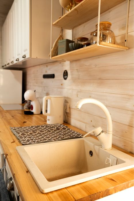 Дивовжний будиночок на березі чистого озера