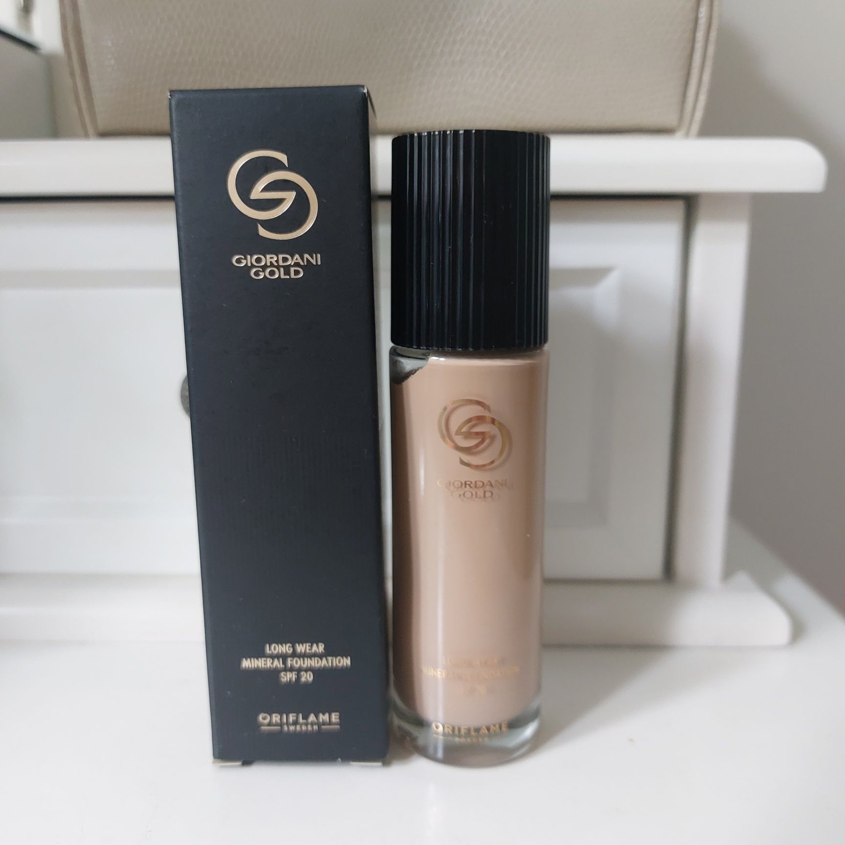 Podkład mineralny pod makijaż trwały Giordani Gold Oriflame
