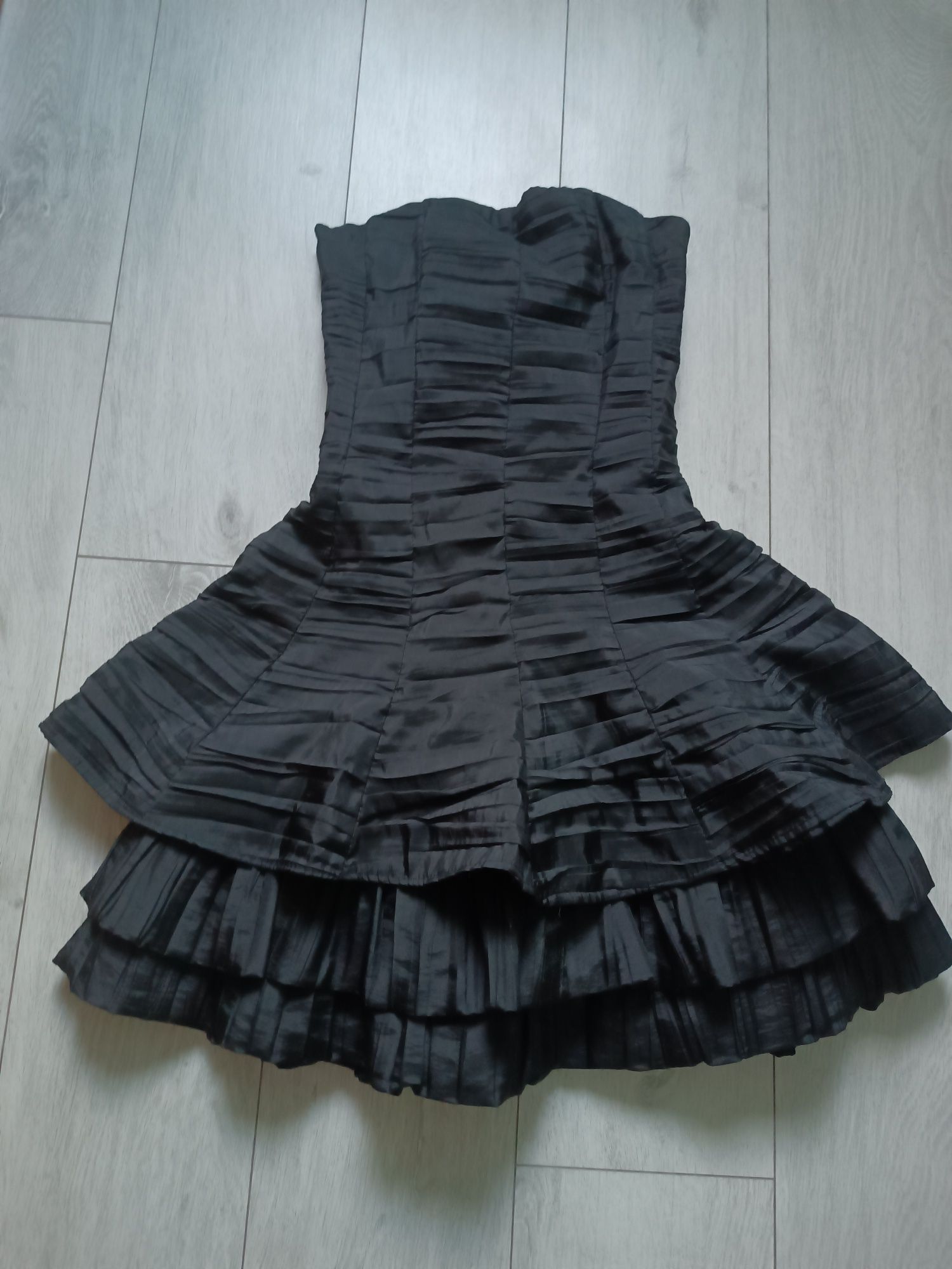 Czarna sukienka elegancka wizytowa mala czarna rozkloszowana bez ramią
