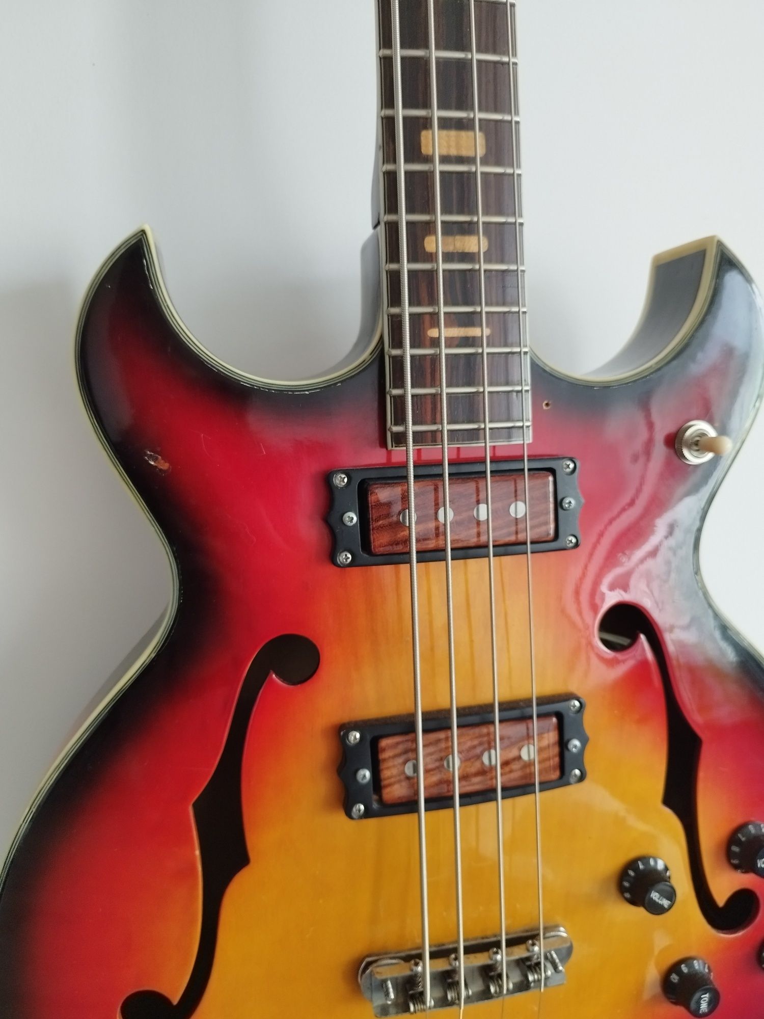 Gitara basowa Ibanez hollow body