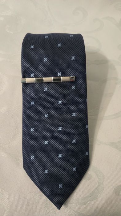 Elegancja w każdym detalu – klasyczny krawat z nutką wyrafinowania!