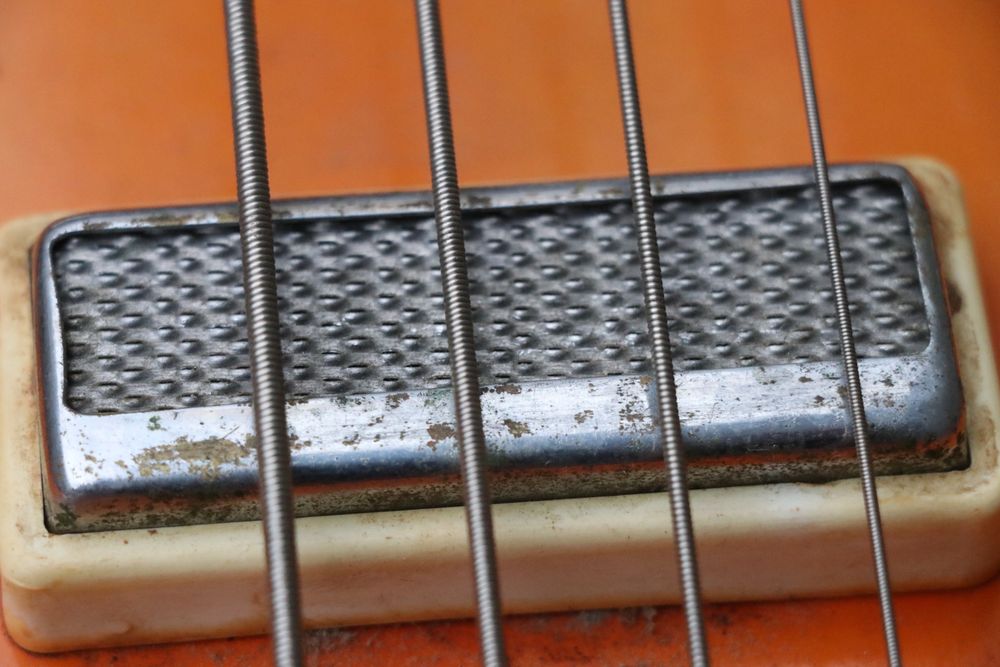 Бас гітара акустична.