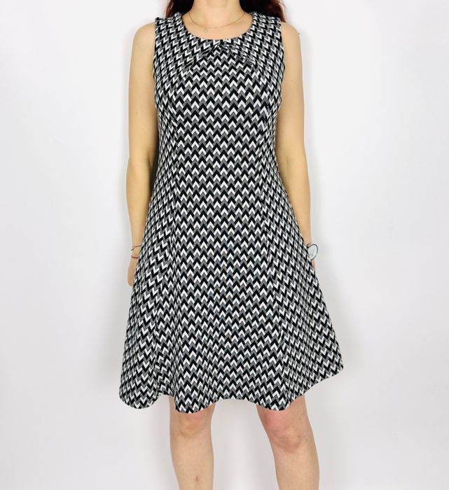 Rozkloszowana czarno-biała sukienka S 36 Redherring