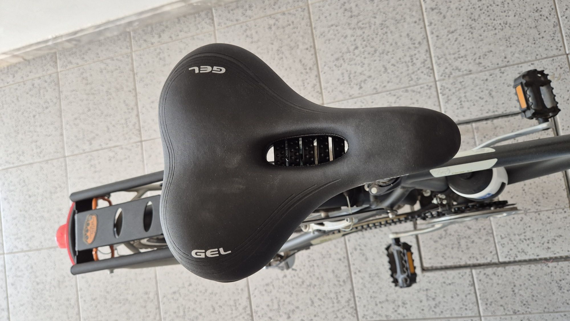 Bicicleta Btwin com cesto e oferta do capacete e bidom