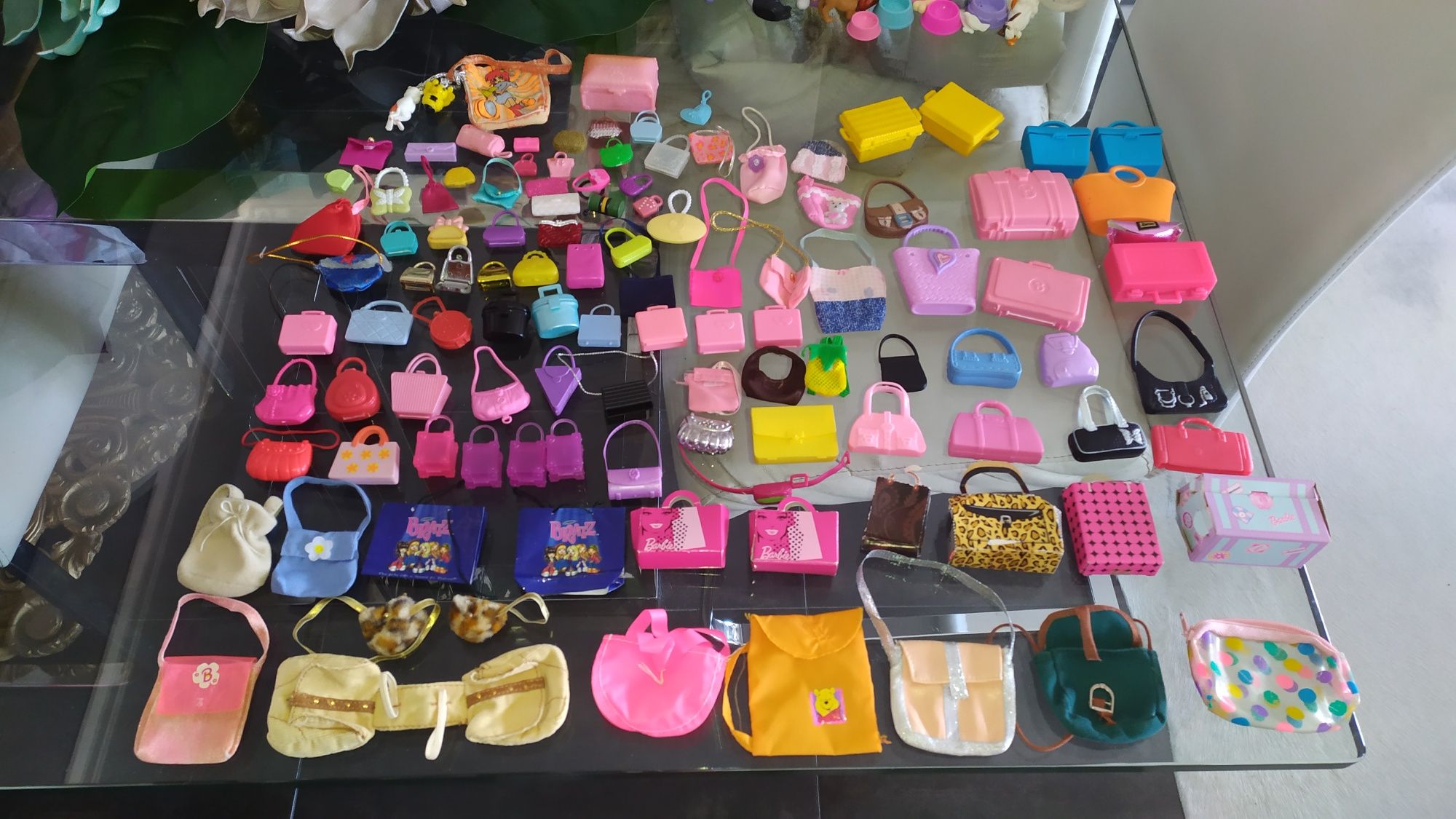 100 Malas, mochilas, bolsas, baús, carteiras barbie desde 1€ cada