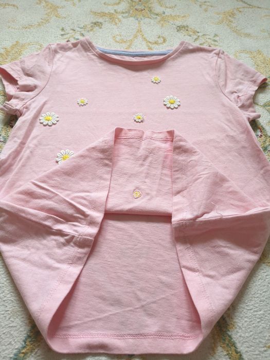 Dziewczęca koszulka z krótkim rękawem - róż w stokrotki: rozm. 122