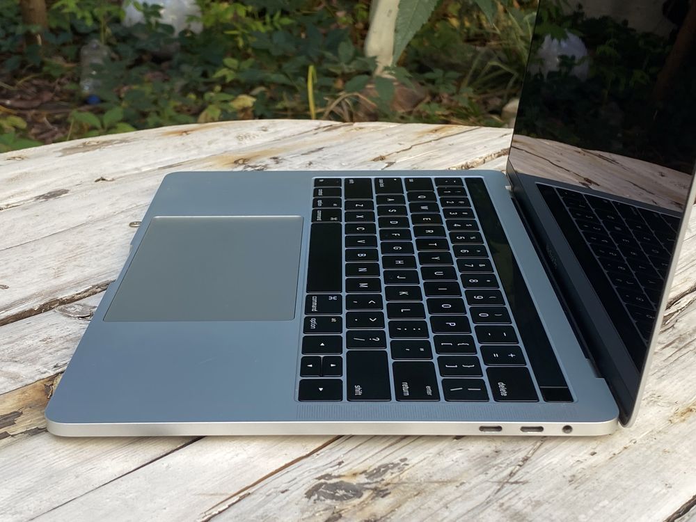Ноутбук Apple MacBook Pro 13 2016 рік i7 8GB 256GB SSD.