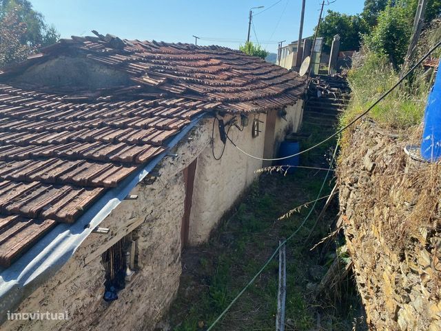 vende-se terreno com casas devolutas