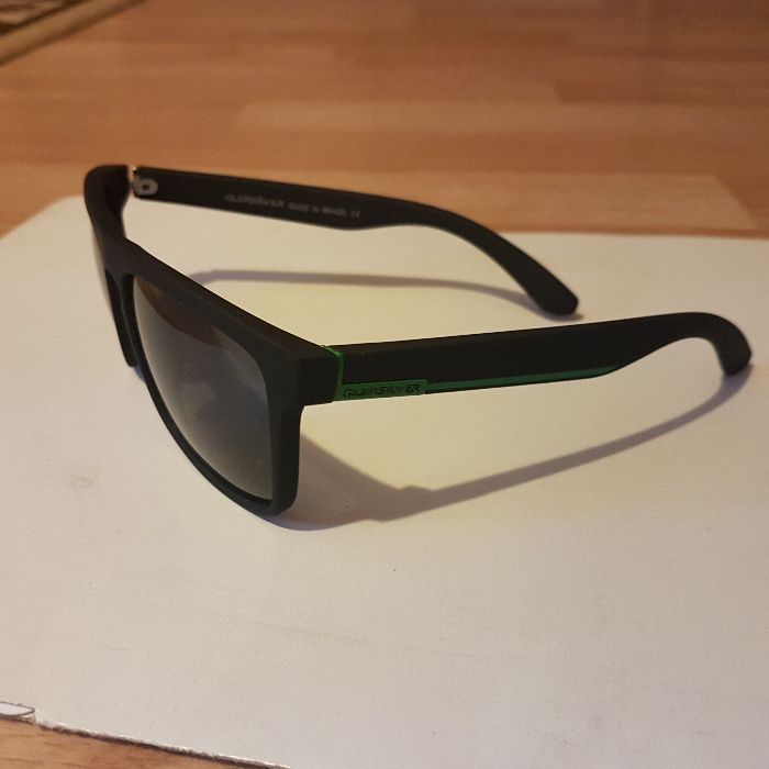 Quiksilver okulary przeciwsłoneczne uniseks czarne z zieloną wstawką