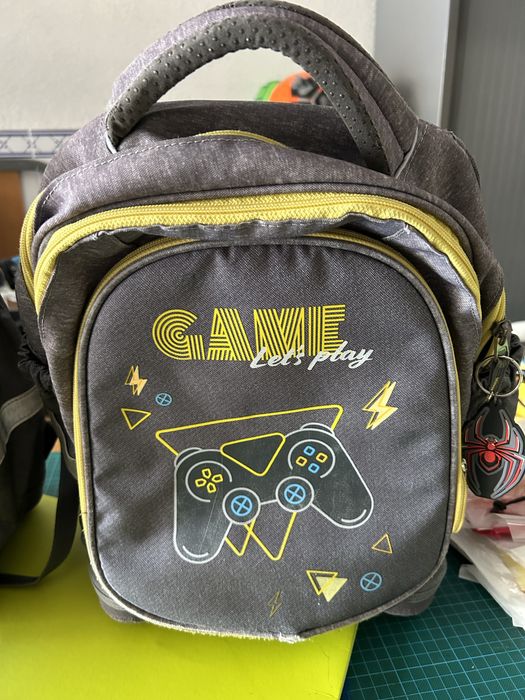 Mochila escolar cinza e amarelo