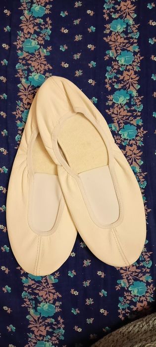 Шкіряні чешки, 39 та 40розмір. Спеціальна прогумована підошва.