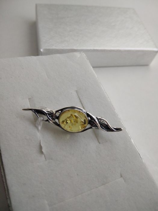 Srebrna delikatna broszka z bursztynem srebro 925  951