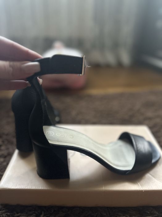 Шкіряні босоніжки