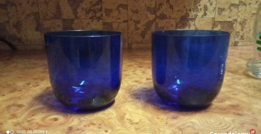 2 kubki szkło kobaltowe sprzedam