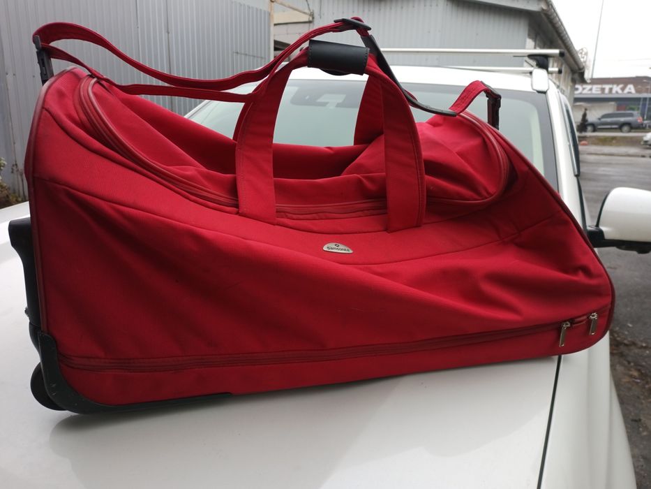 Продам сумку Samsonite велика зколіщатками і ручкою.