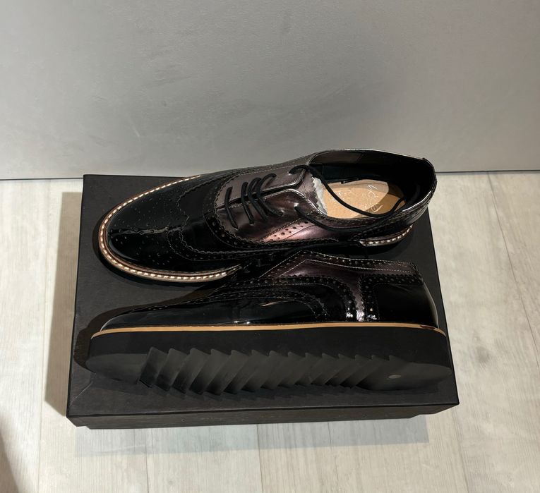 Туфлі унісекс. Натуральна лакована шкіра. Нові. Італія. Giardini