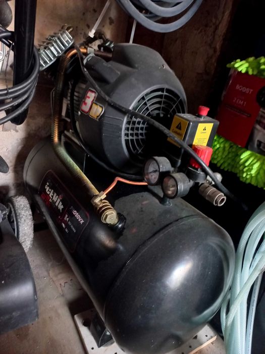Compressor ar em bom estado de funcionamento.