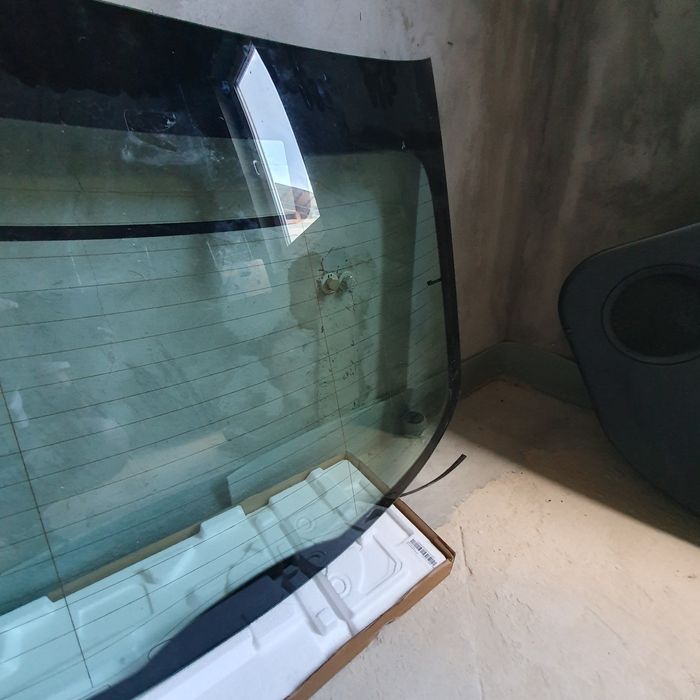 Скло задньой ляди skoda rapid