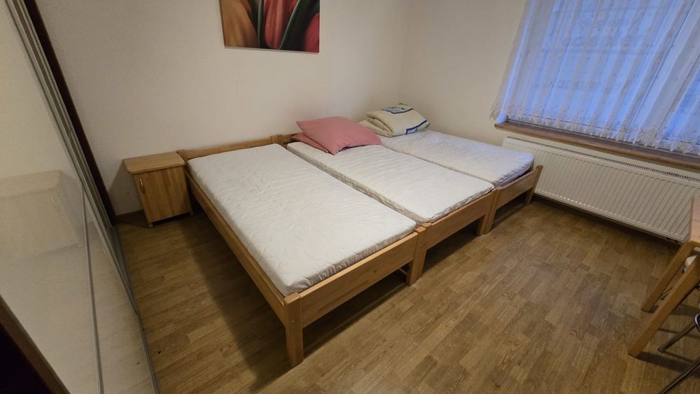 Sprzedam łóżka bukowe z materacem - szafka nocna gratis