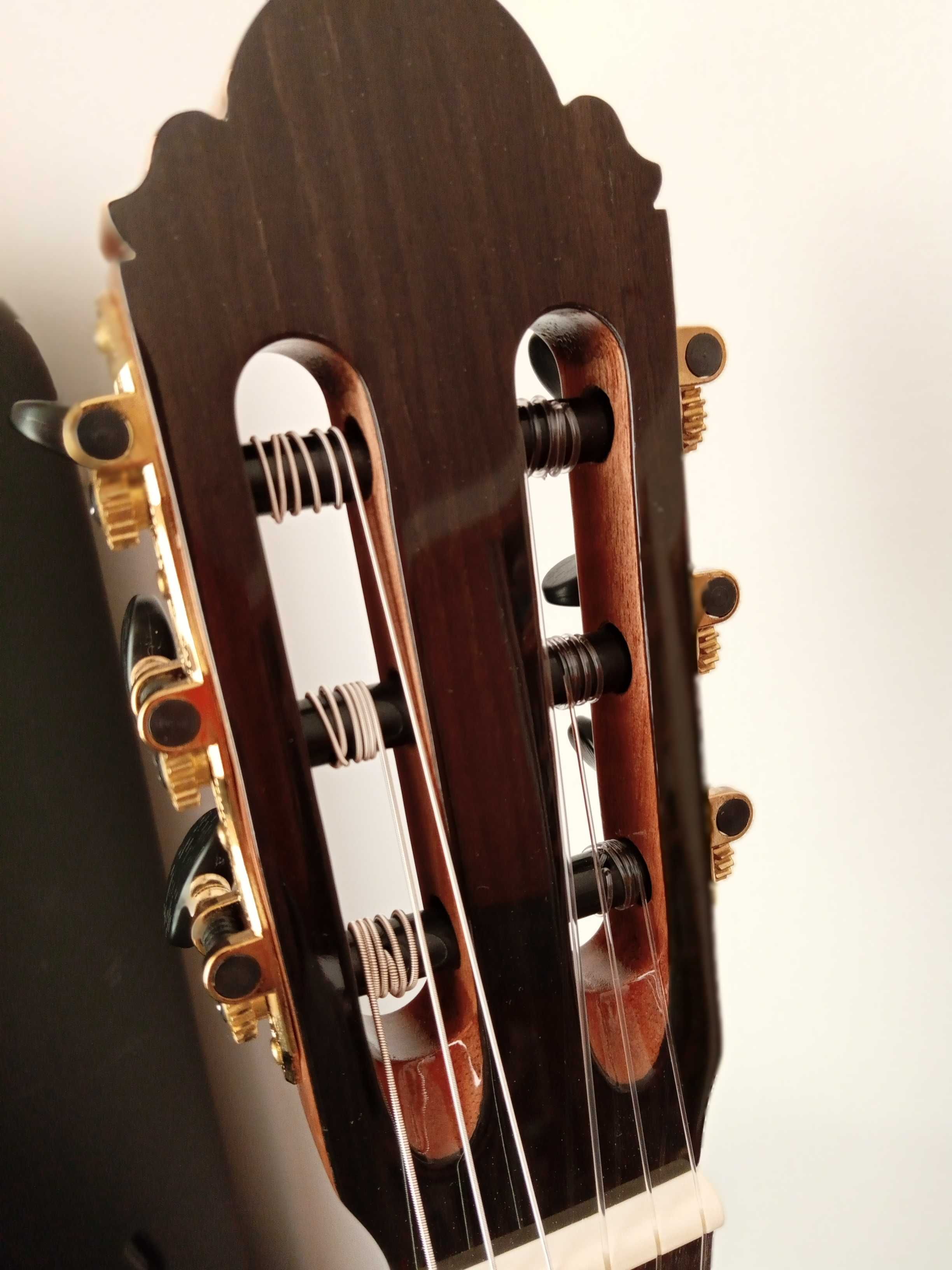 Guitarra clássica acústica com afinador e equalizador incluídos.