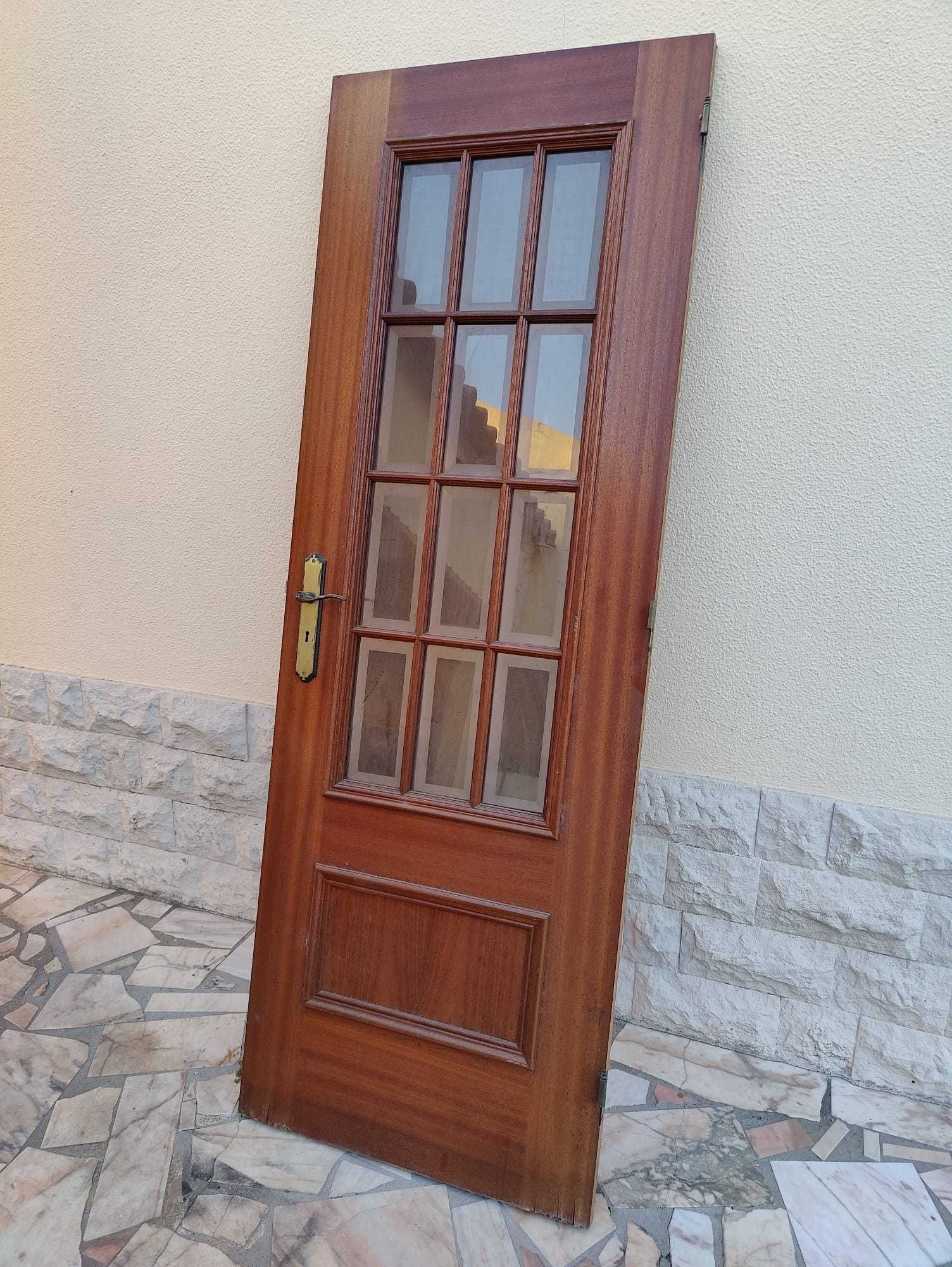 2 PORTAS 200x70 de madeira com vidros (posso vender separado)