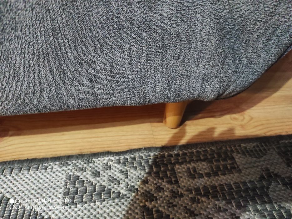 Szara kanapa z funkcją spania i pojemnikiem na pościel plus poduchy