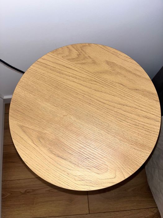 Stolik/ki nocny w kolorze ciepły dąb.