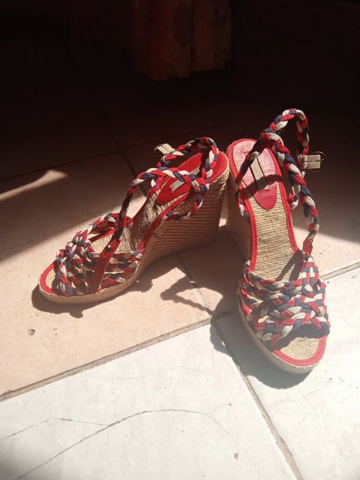 Босоніжки на танкетці