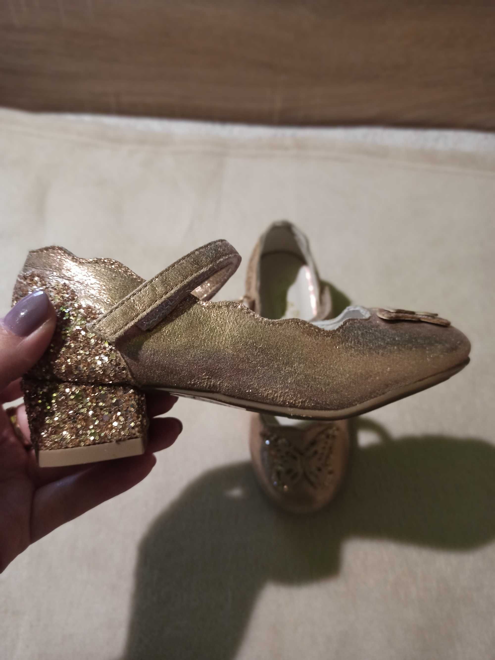 Золоті туфельки для дівчинки