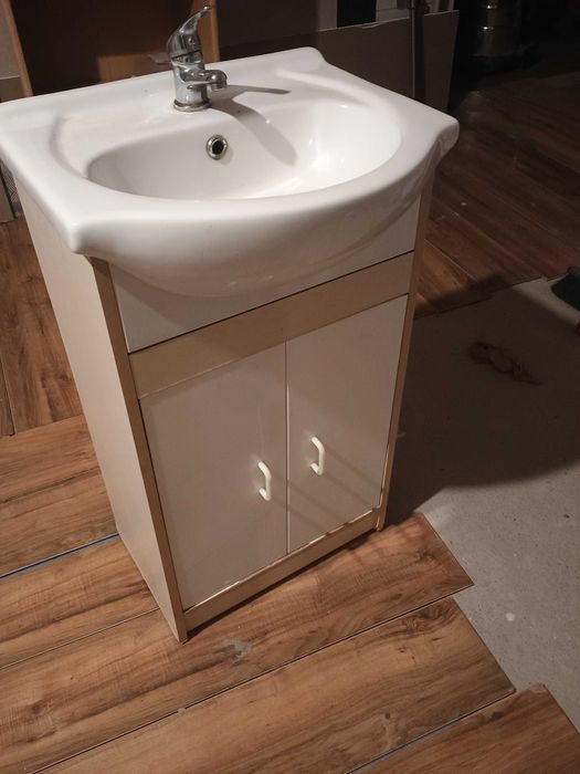 Umywalka z szafka i baterią