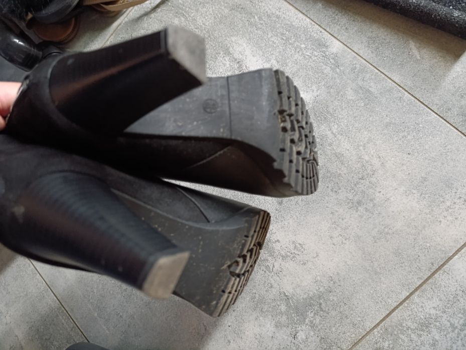 Botki na Obcasie z zamkiem z tyłu.