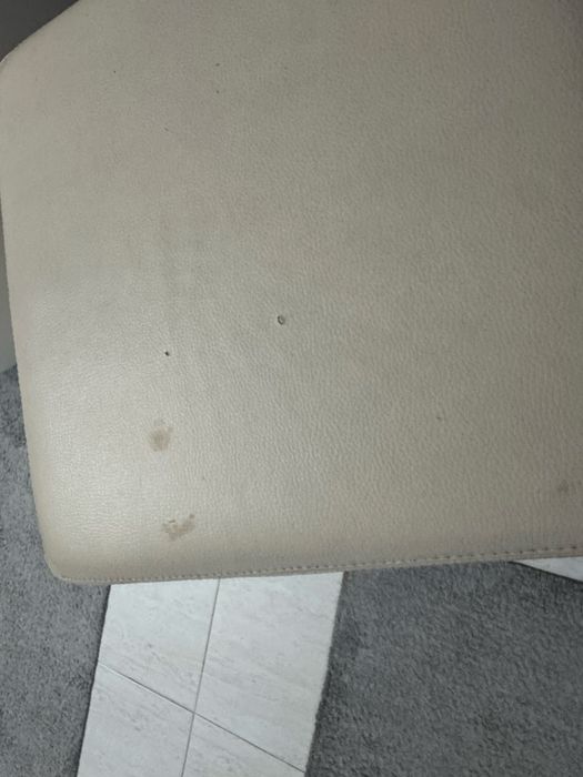 Banco Puff em pele usado com rodas