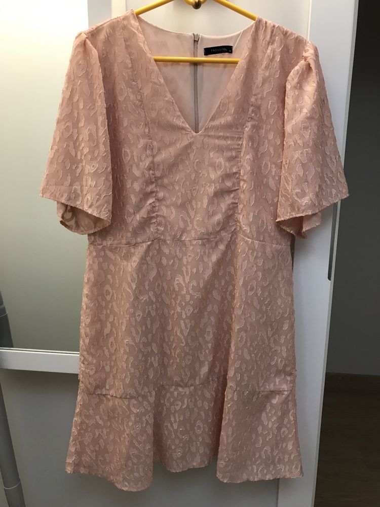 Sukienka różowa koktajlowa Trendyol 42