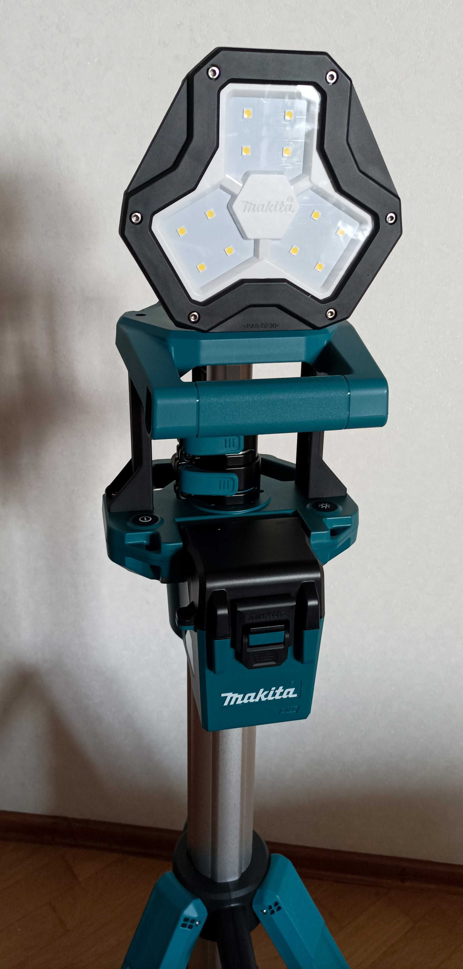 Акумуляторний ліхтар зі стійкою Makita DML813