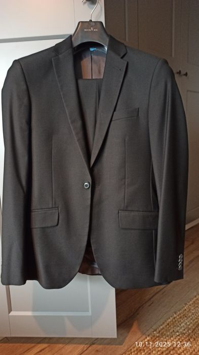 Sprzedam czarny garnitur Vestus męski + gratis koszula