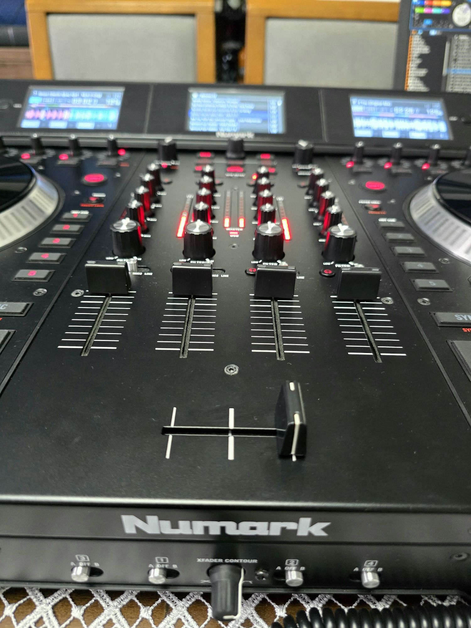 Konsola DJ Kontroler Numark NS7 III + 3 ekrany