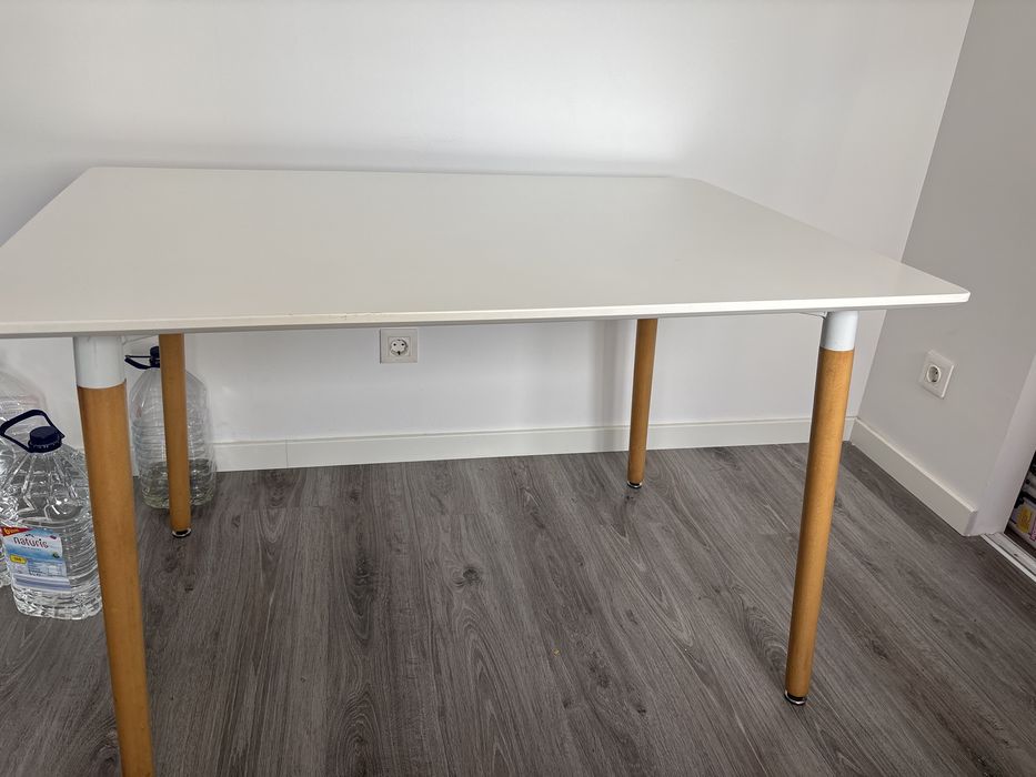 Mesa, e quatro cadeiras 100€