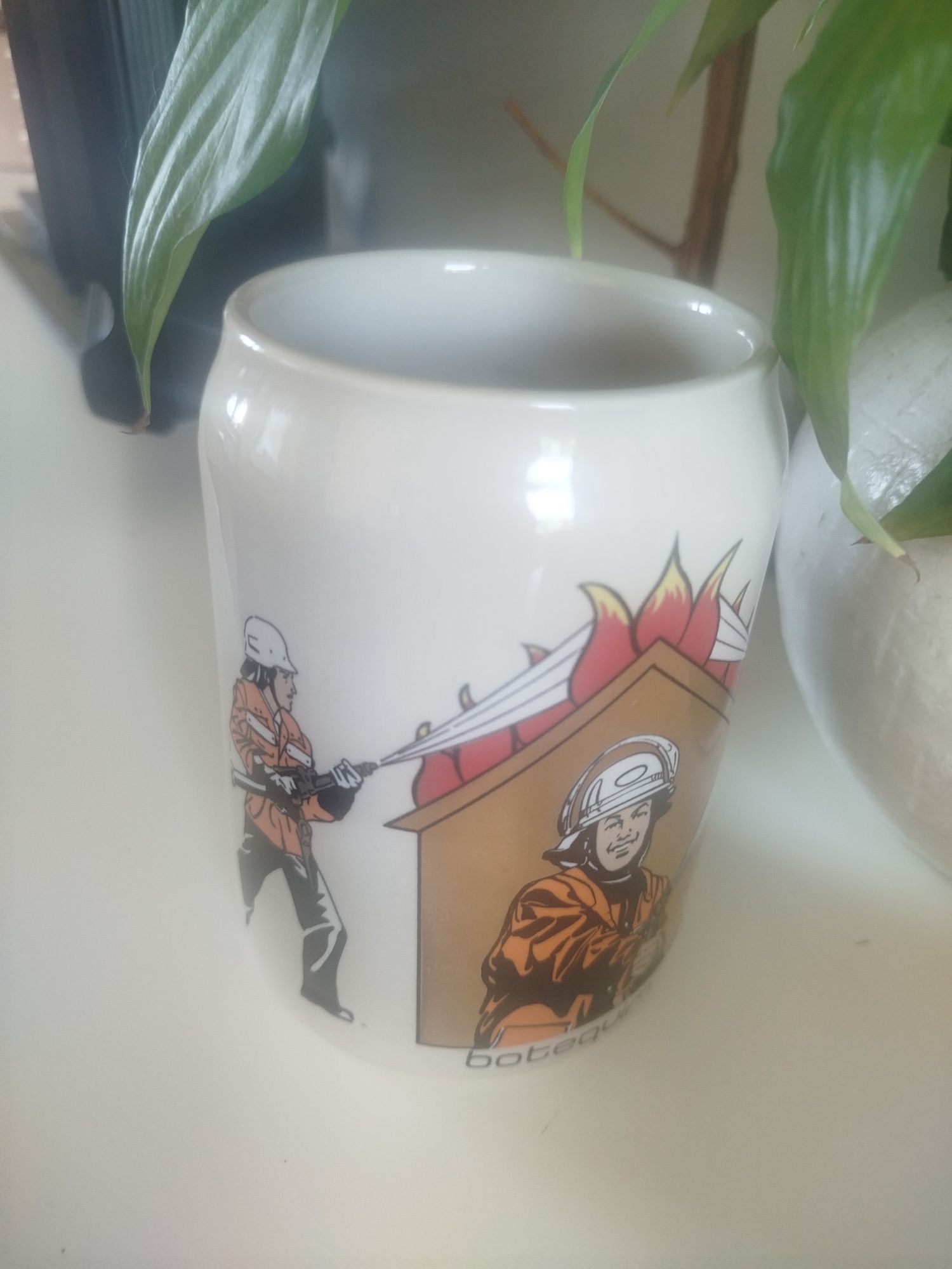 Vendo caneca de cerveja alusiva aos bombeiros