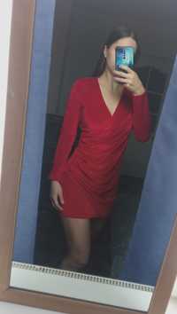 Krótka czerwona sukienka dopasowana