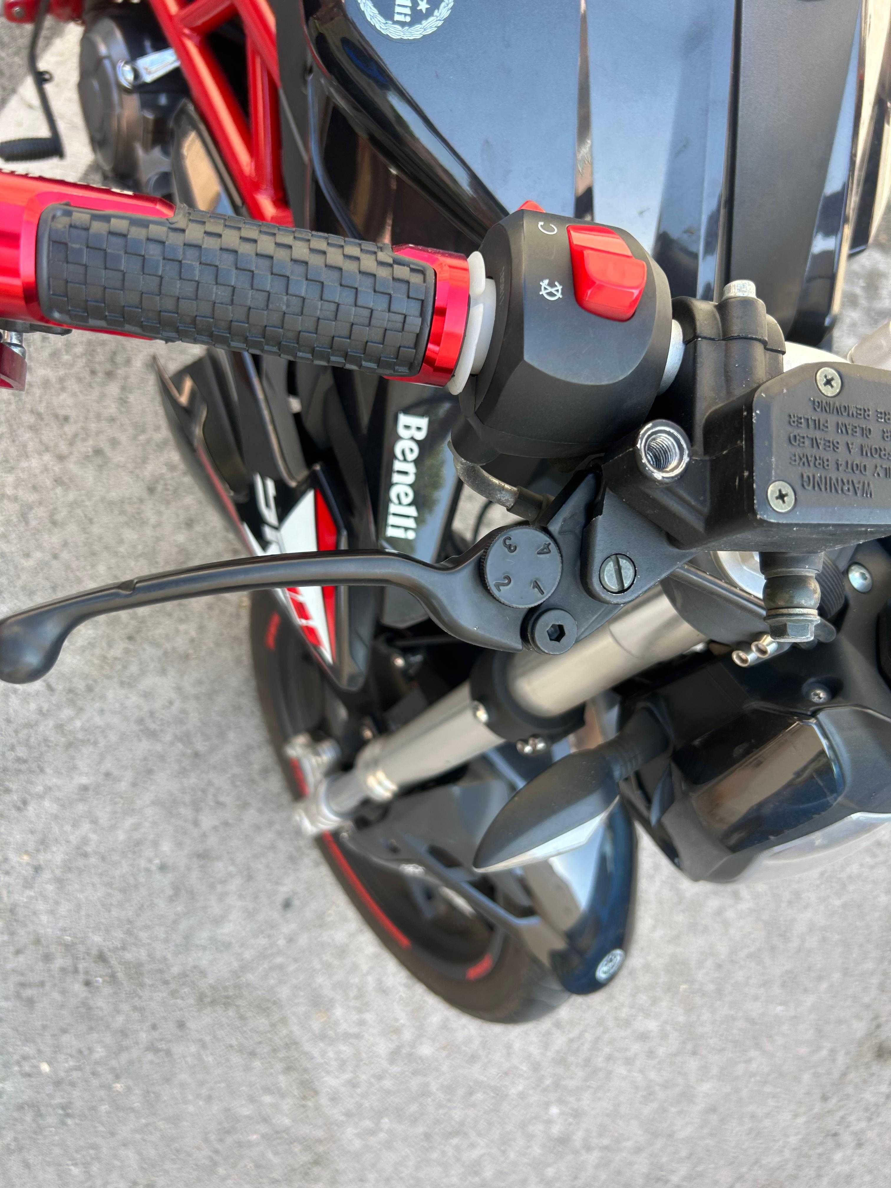 Benelli Bn 125 com extras