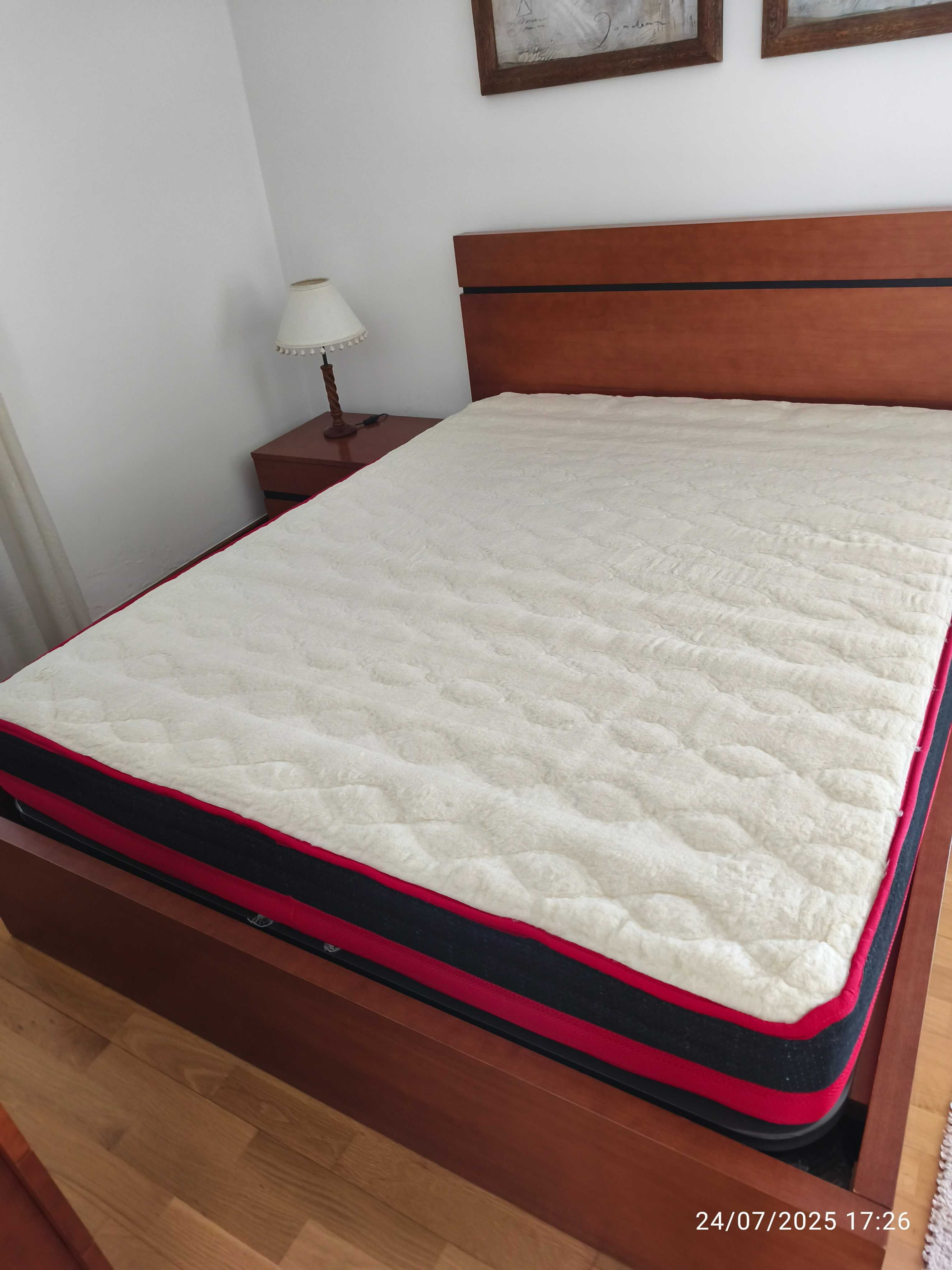 Cama elevatória em cerejeira + colchão + 2 mesas cabeceira