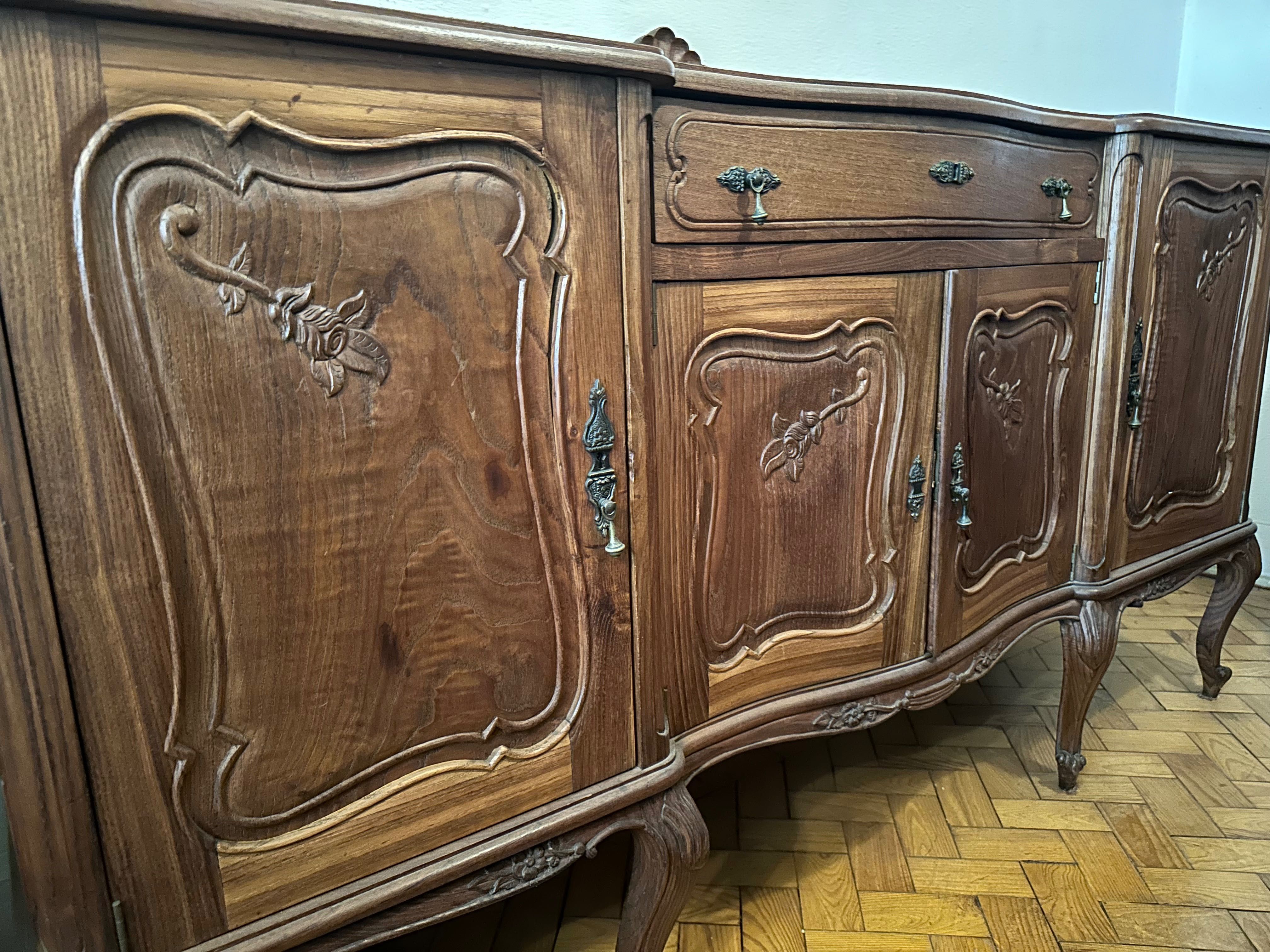 Conjunto de sala vintage: mesa extensível, cadeiras e aparadores